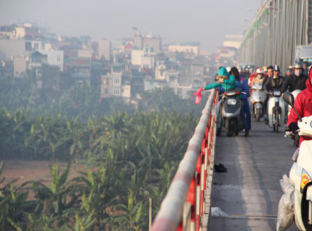 Sông Hồng ngổn ngang rác ngày tiễn ông Táo lên trời